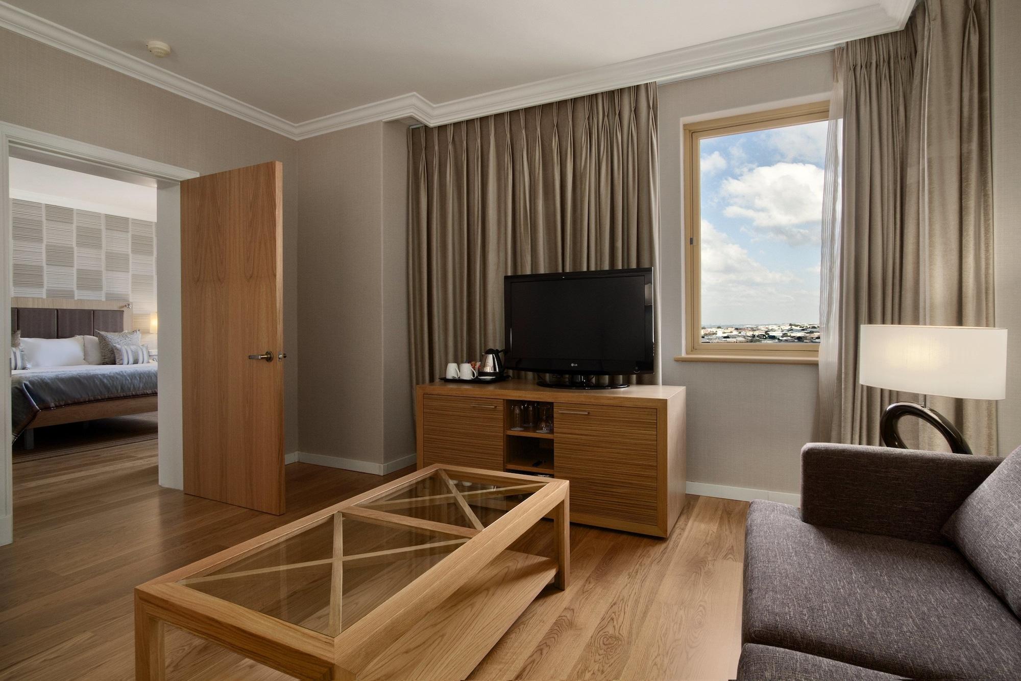 Nh Johannesburg Sandton Экстерьер фото A suite at the Hilton London Heathrow