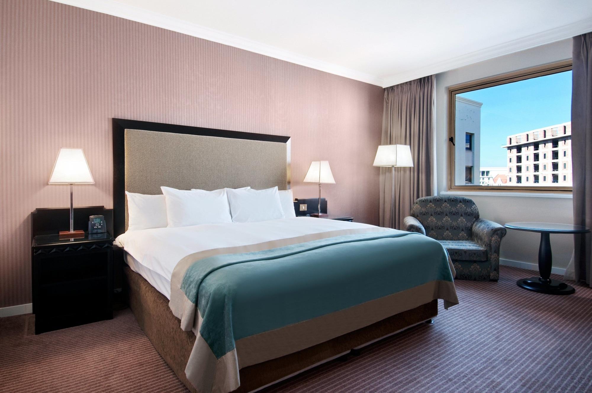 Nh Johannesburg Sandton Экстерьер фото A room at the Hilton London Heathrow