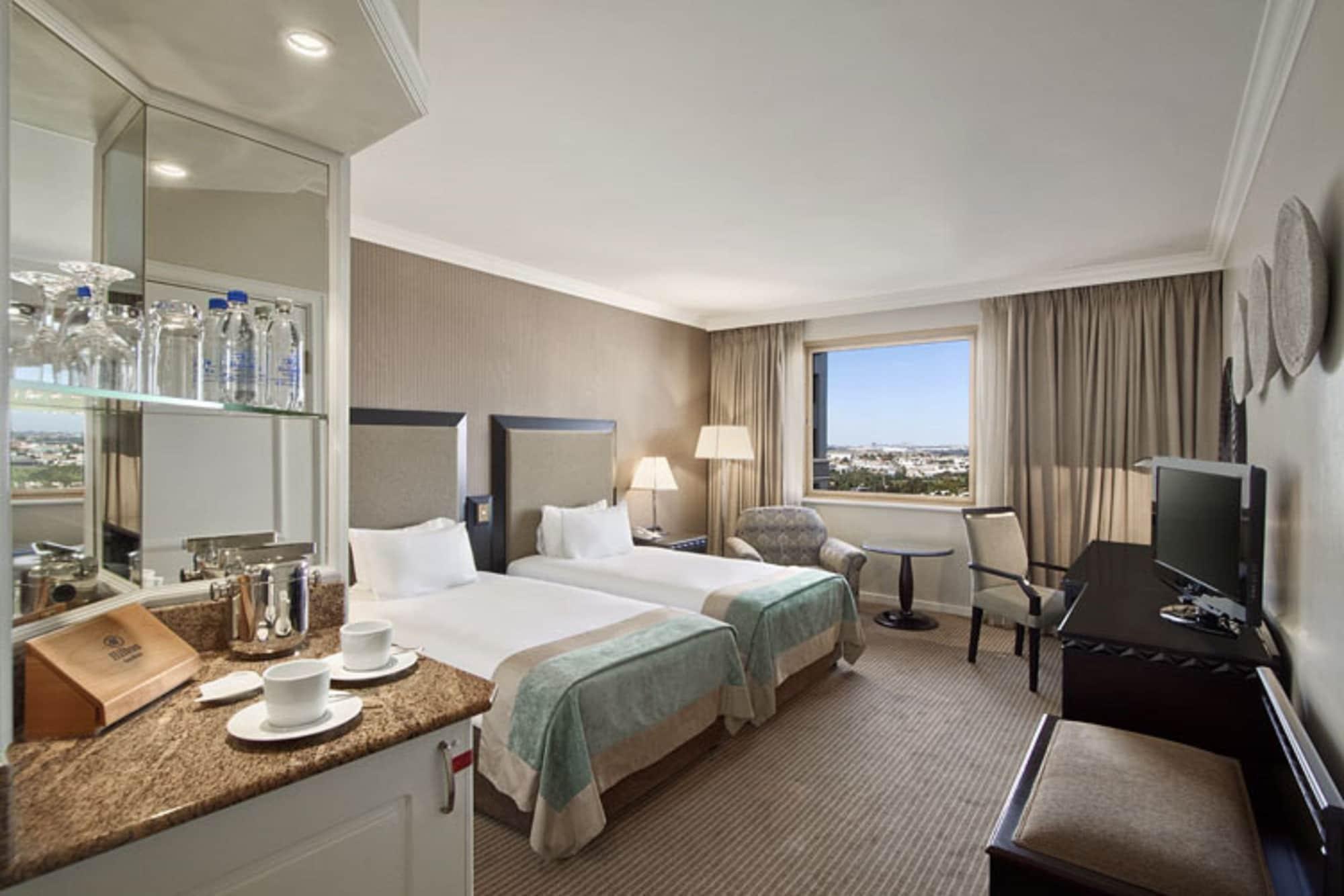 Nh Johannesburg Sandton Экстерьер фото A room at the Hilton London Heathrow