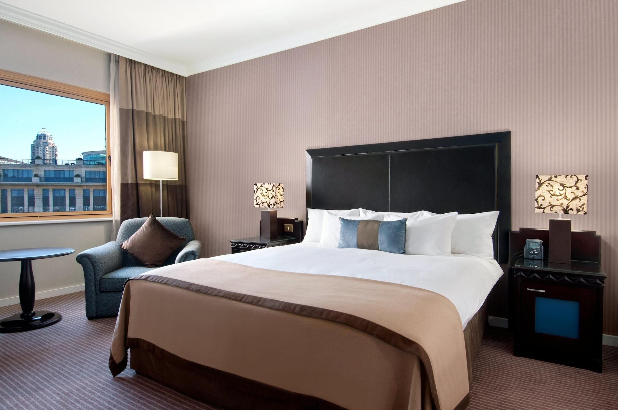 Nh Johannesburg Sandton Экстерьер фото A bedroom at the InterContinental London Park Lane
