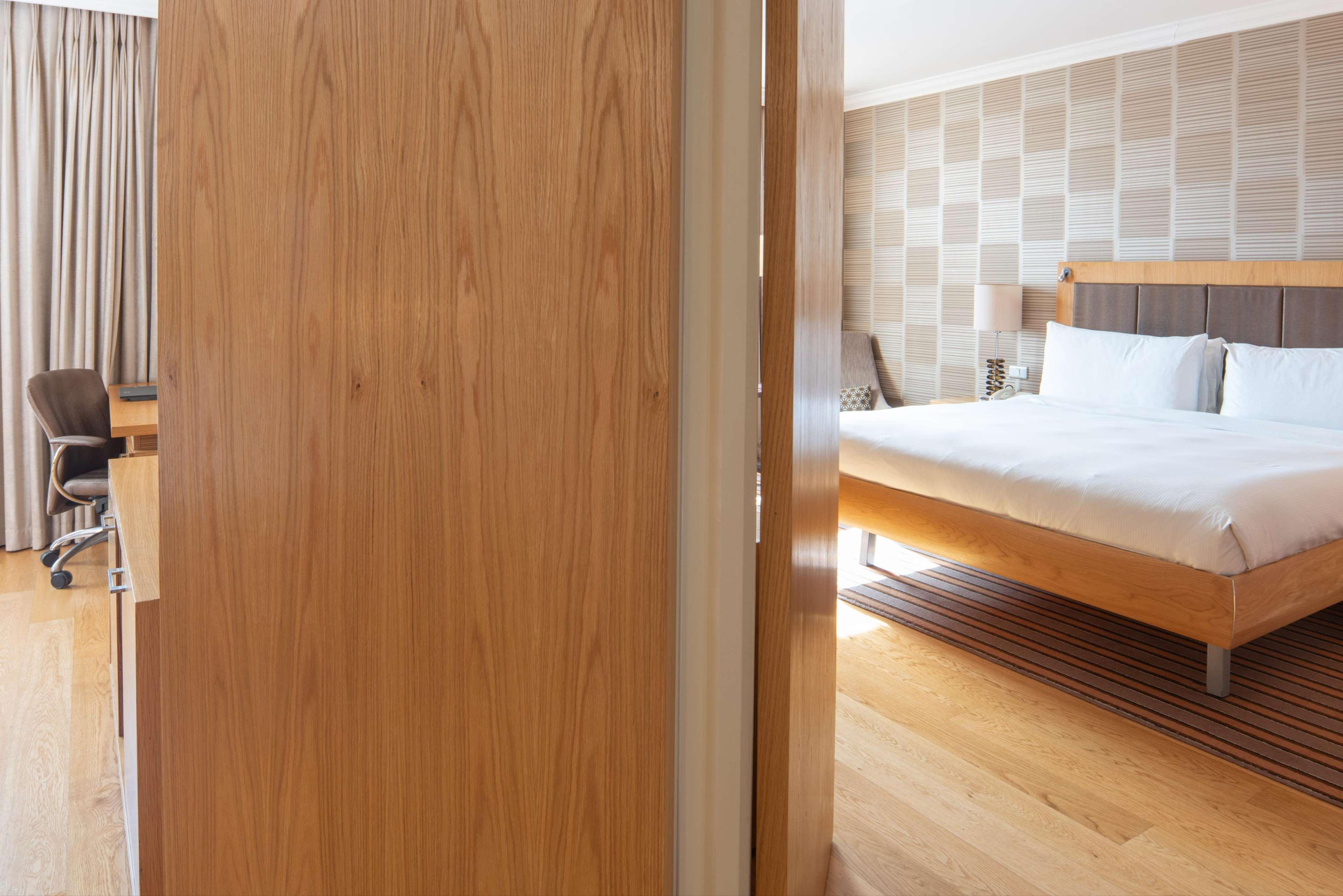Nh Johannesburg Sandton Экстерьер фото A door made of wood