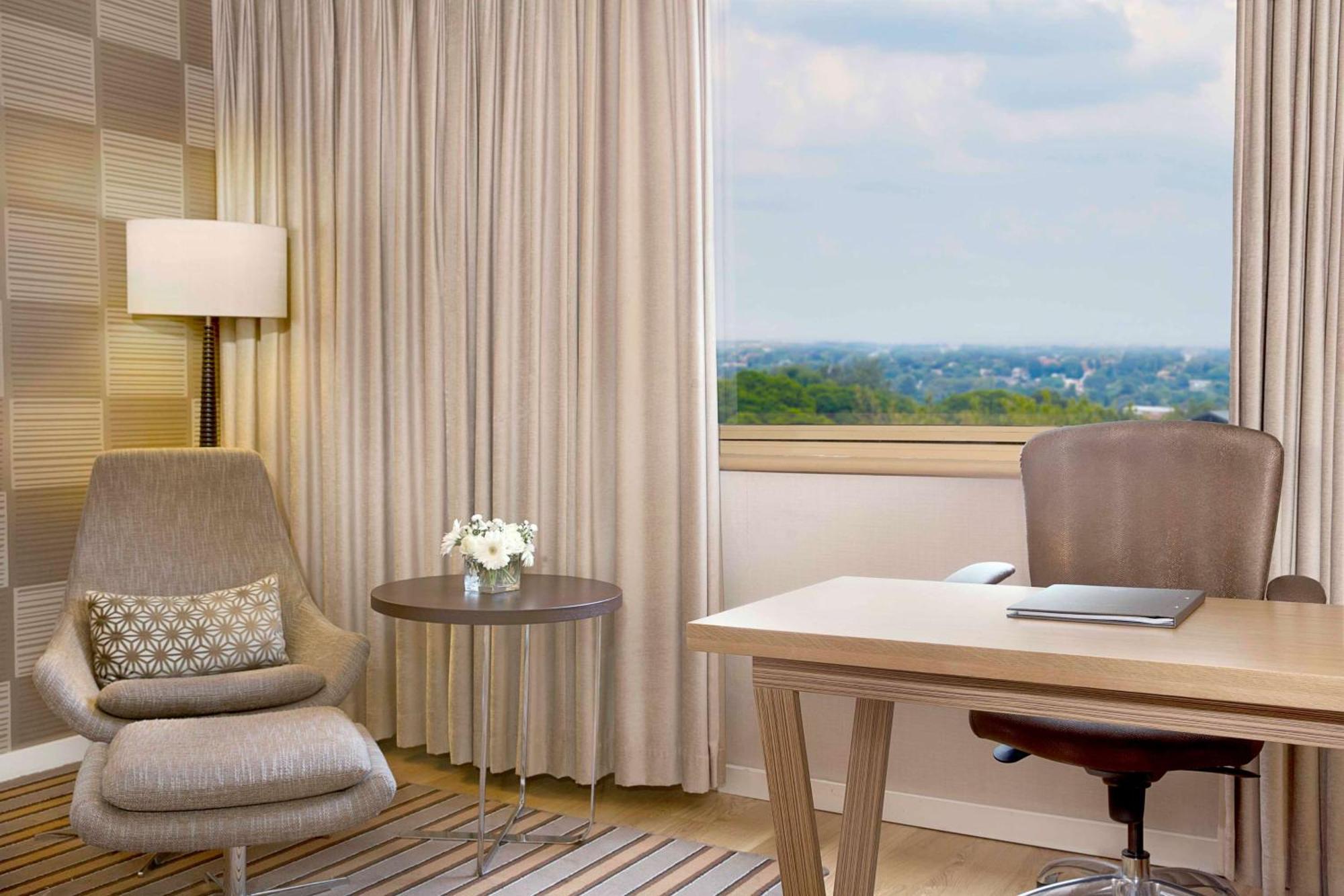 Nh Johannesburg Sandton Экстерьер фото A room at the hotel