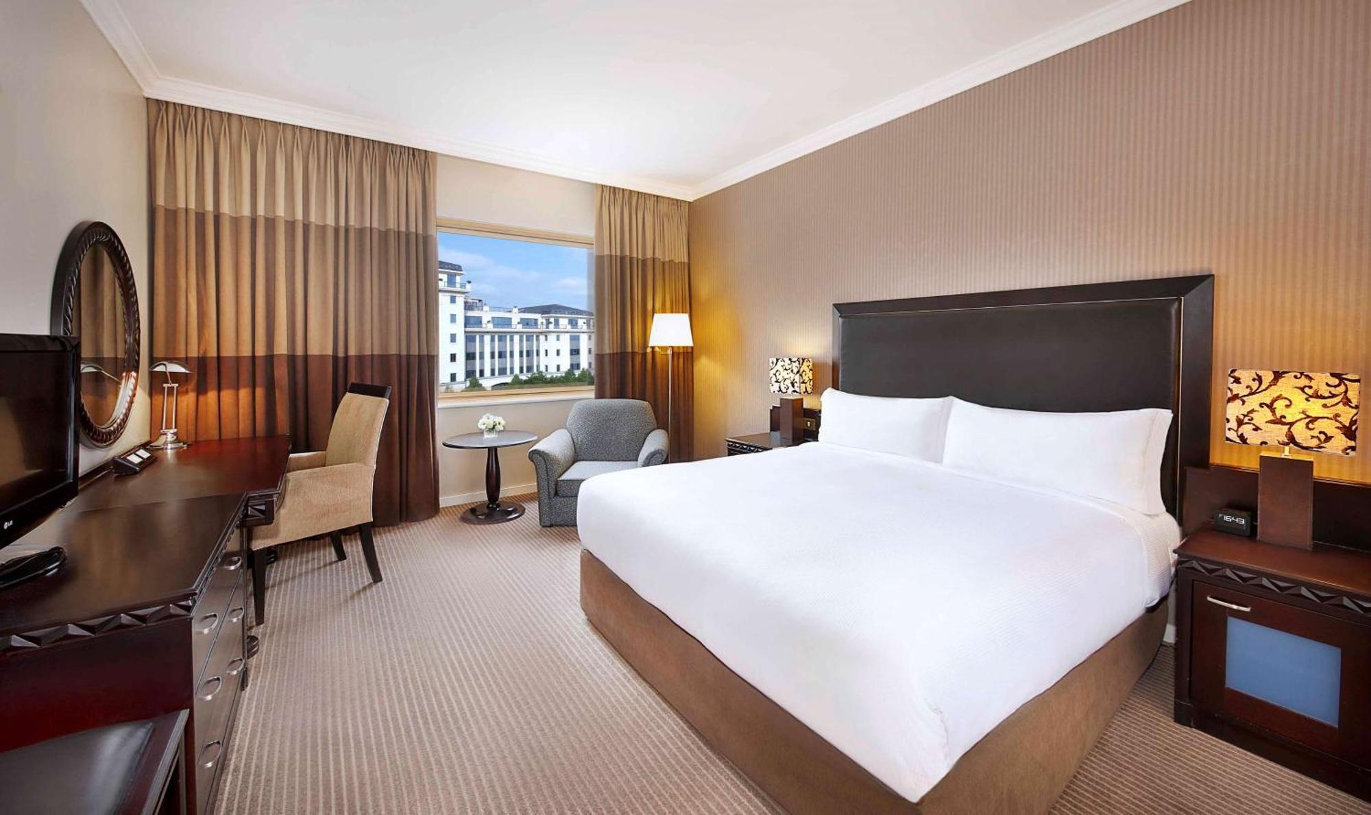 Nh Johannesburg Sandton Экстерьер фото A guest room at the Hilton London Heathrow