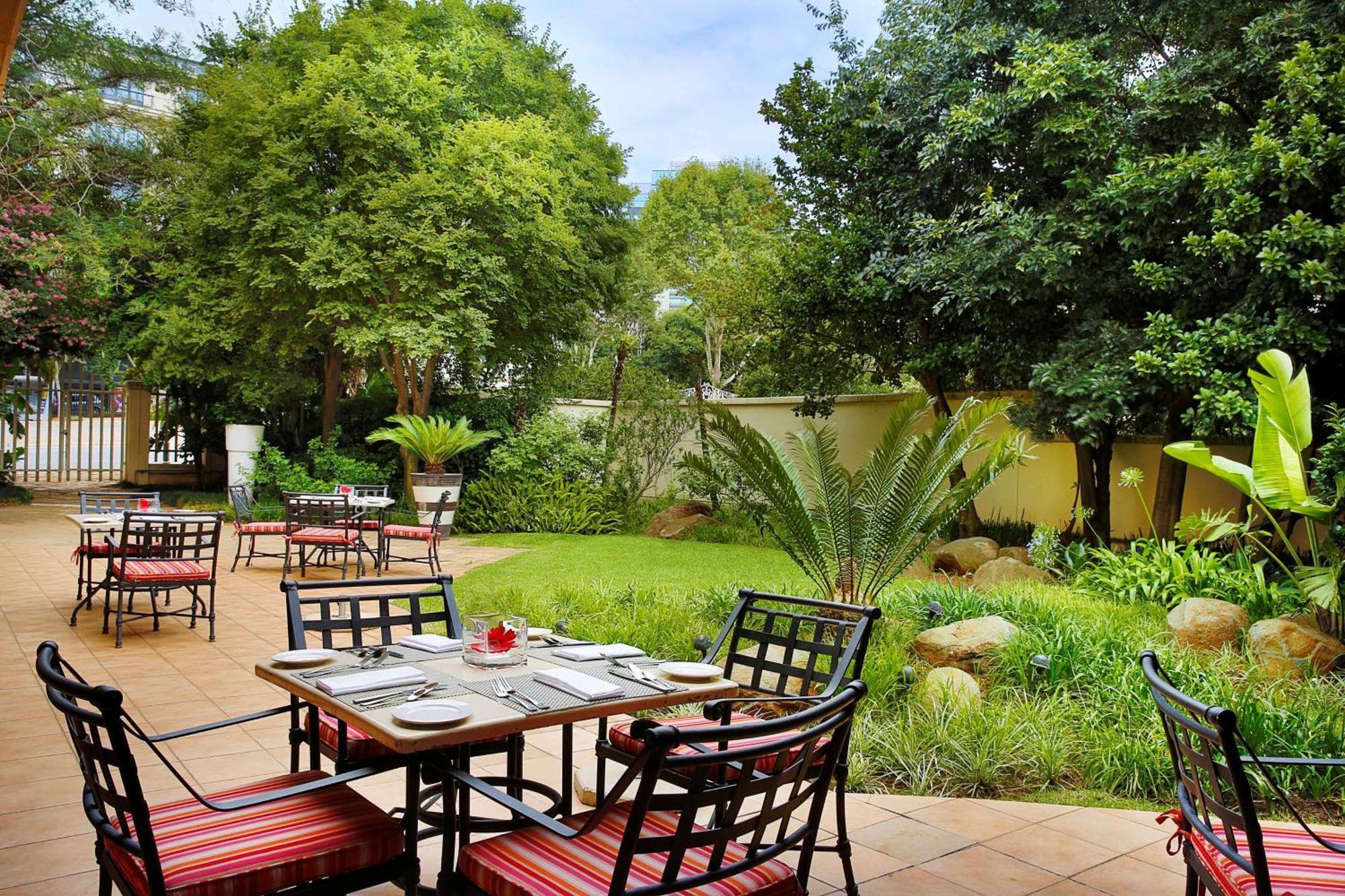 Nh Johannesburg Sandton Экстерьер фото The hotel's garden